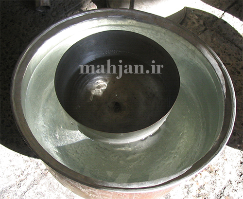 پنگوی معمولی بر سطح آب پنگوی معمولی بر سطح آب