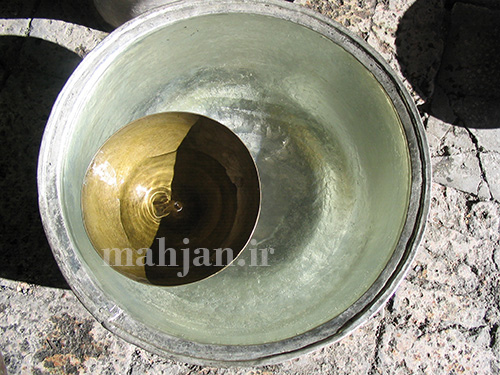 پنگوی قانون بر سطح آب پنگوی قانون بر سطح آب