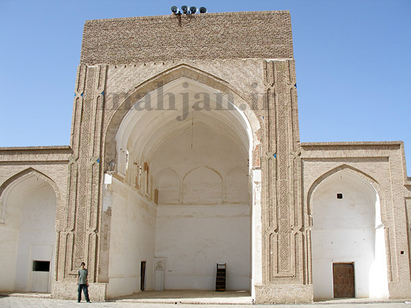 ایوان مسجد جامع، عکس از: حمیدرضا خزاعی ایوان مسجد جامع، عکس از: حمیدرضا خزاعی