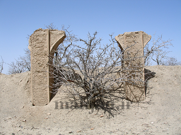 سردر بازمانده از زلزله، عکس از: حمیدرضا خزاعی سردر بازمانده از زلزله، عکس از: حمیدرضا خزاعی